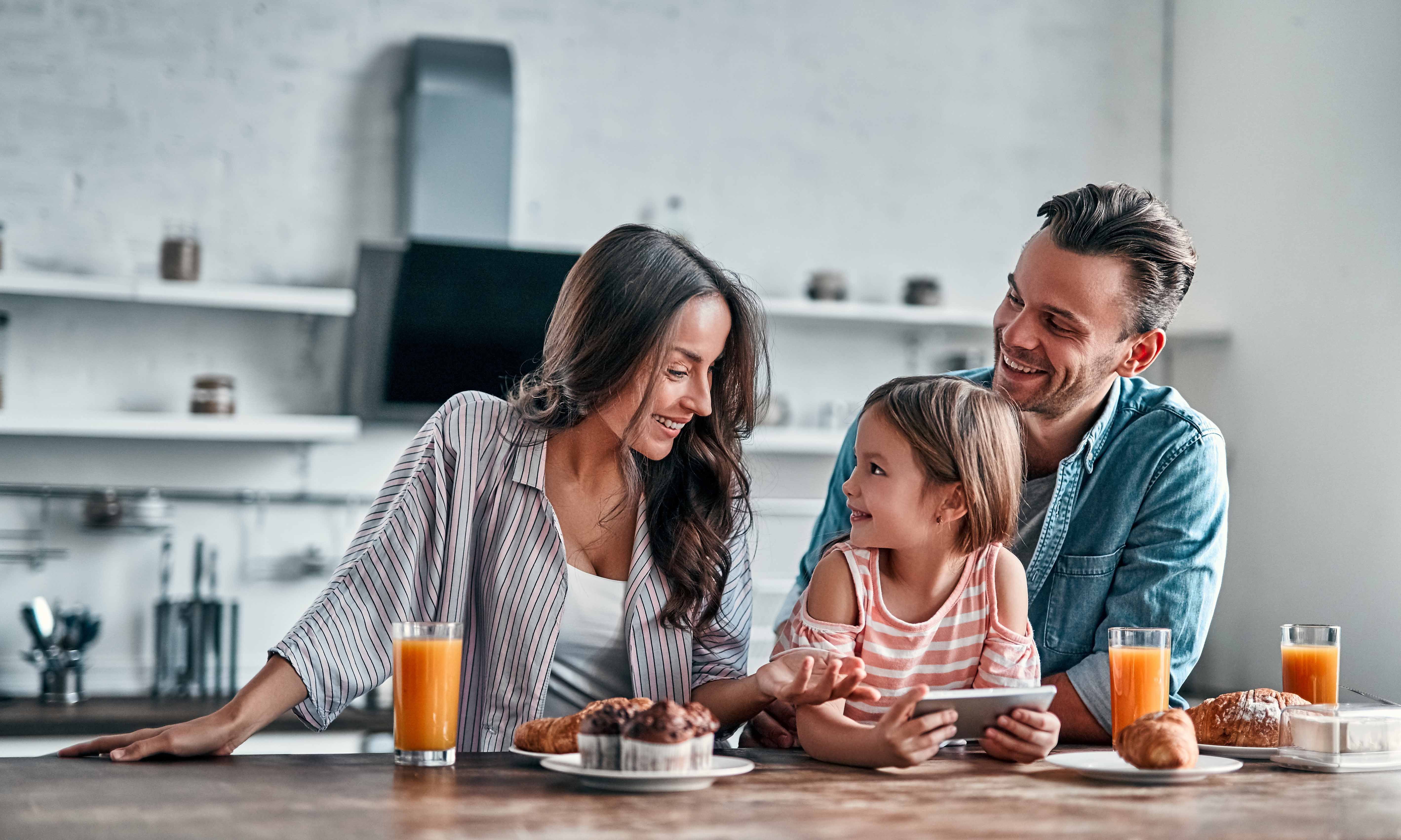 famille heureux déjeuner fille LR